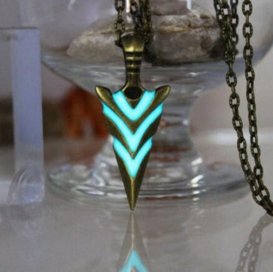 "Stylish arrow essence necklace, personalized jewelry marvel. Zinc alloy metal, 2.8*4.4cm size, includes 1 necklace."